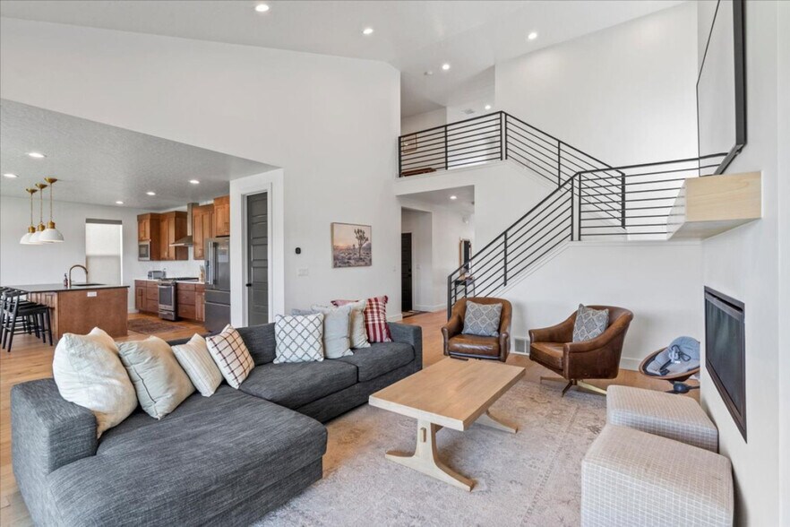 Building Photo - 690 S Edge Ln