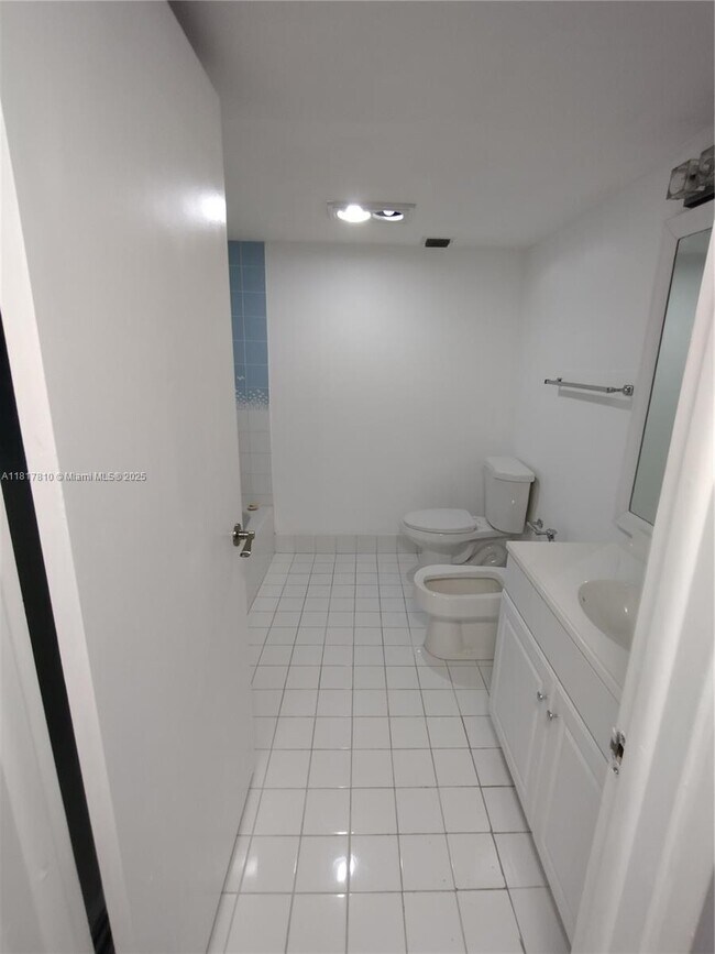 Building Photo - 6061 Collins Ave