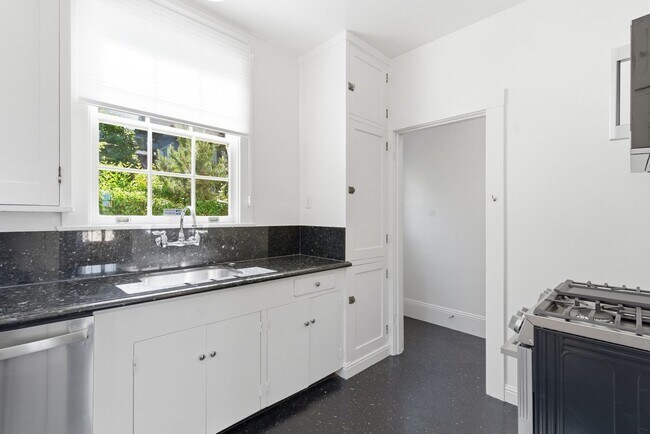 Building Photo - 501-503 Mandana Blvd