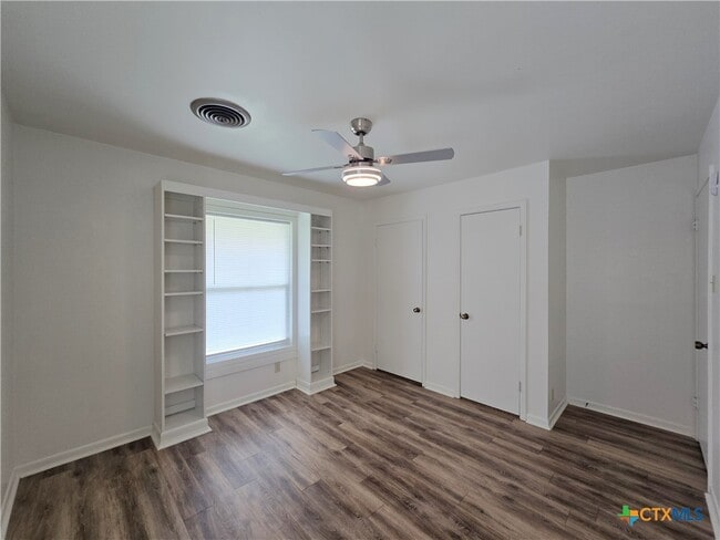 Building Photo - 1401 W Ave B