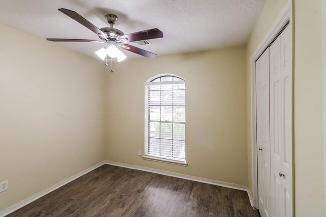 Building Photo - 207 Queens Ct