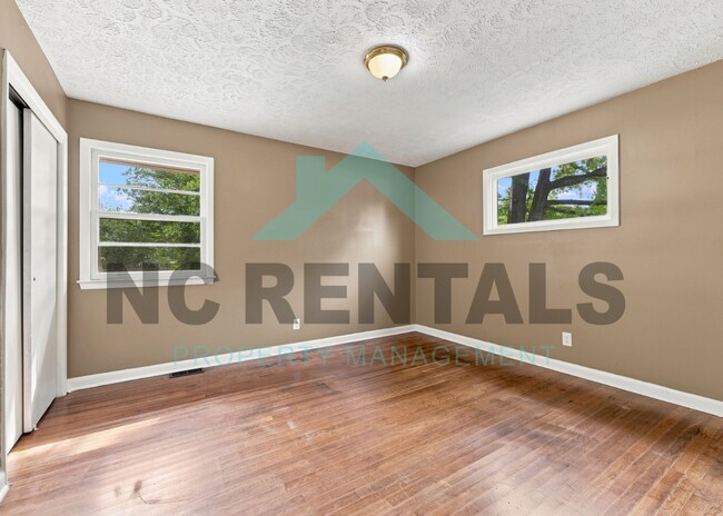 Building Photo - 1800 Woodmere Dr