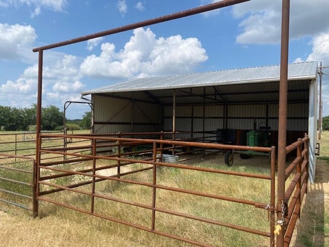 Building Photo - Recently remodeled 1/1 in the country. Hor...
