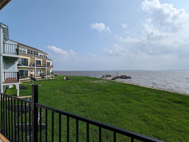 Building Photo - 445 Carolcrest Ln