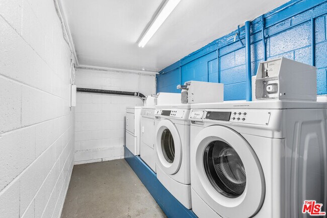 Building Photo - 1929 Tamarind Ave