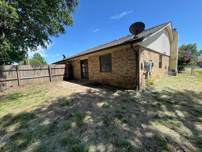 Building Photo - 3 bedroom 2 full bathroom Duplex home in B...