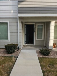 Building Photo - 4 Bedroom Town Home for Rent