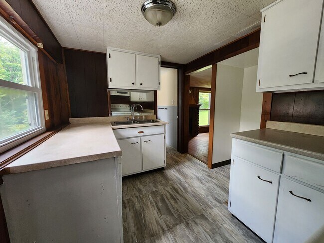 Building Photo - 3 Bedroom 1 bath HomeCharming Updated Home in Quiet Bedford Neighborhood