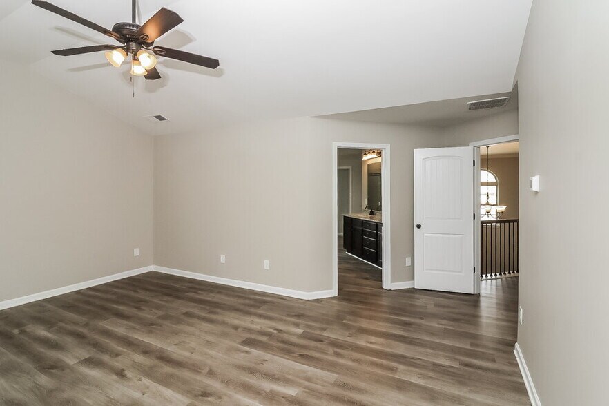 Building Photo - 490 Dutchview Dr