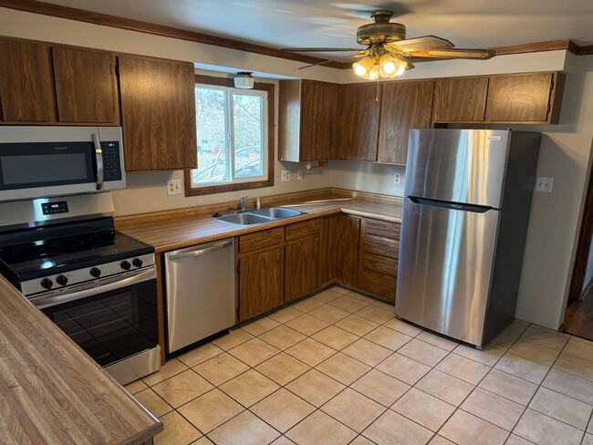 Building Photo - Welcome to Grandview Estates!