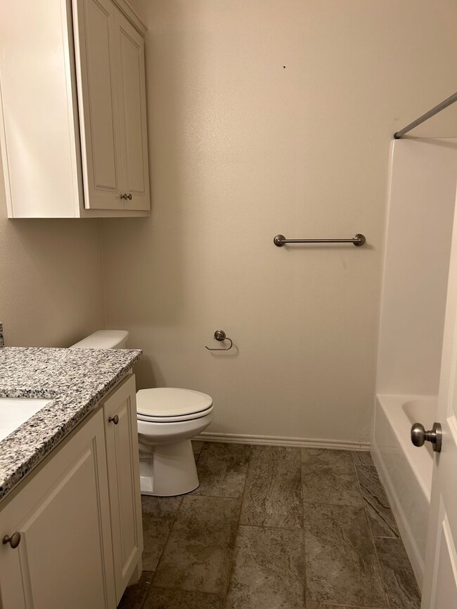 Building Photo - 2Bed/2Bath Duplex