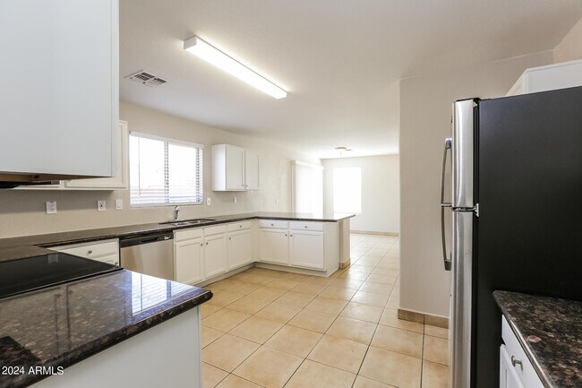 Building Photo - 2843 S 63rd Ln