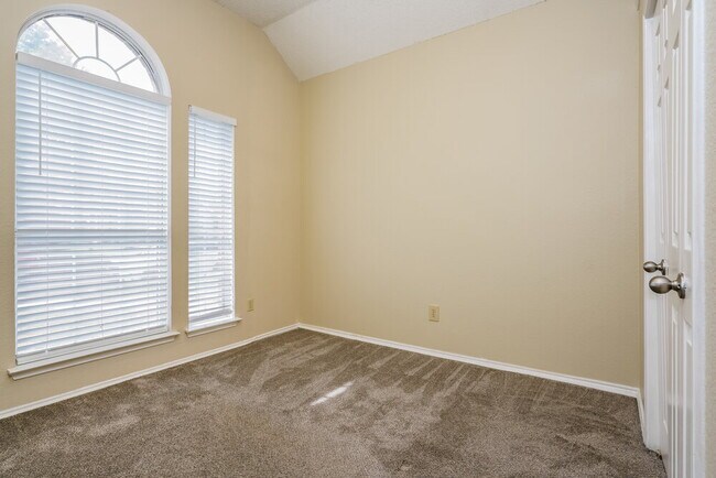 Building Photo - 4452 Sierra Dr