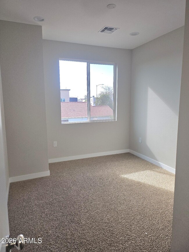 Building Photo - 1401 S 11th Ave