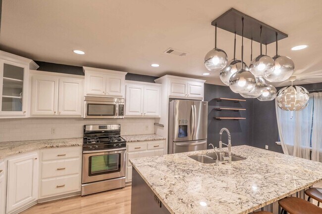 Building Photo - Large 3 Bed 2 Bath House in Broken Arrow - Available Mid March