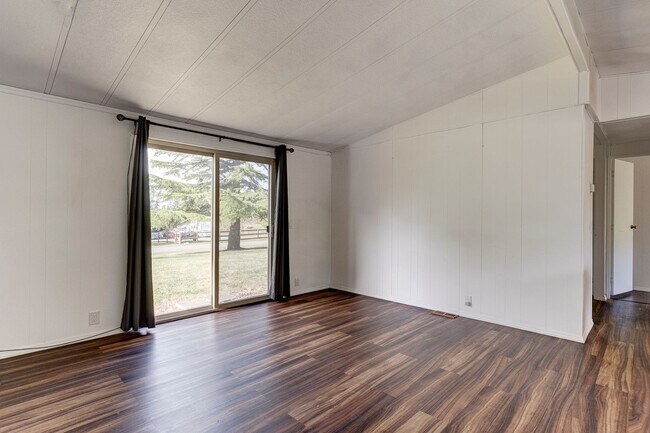 Building Photo - 3 Bed  2 Bath Pet Friendly Home