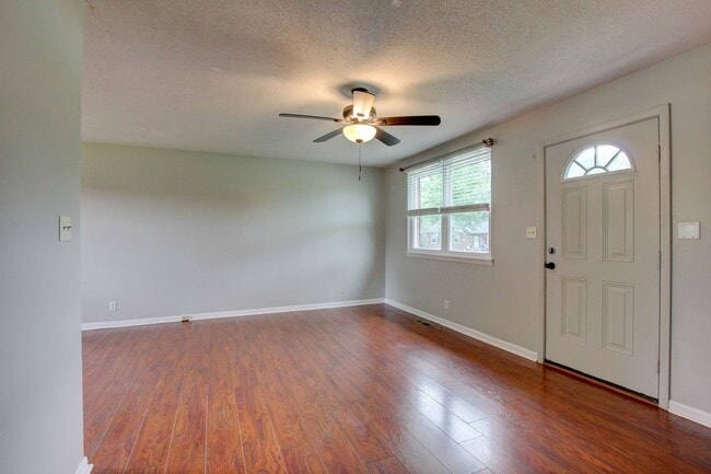 Building Photo - 729 Welsey Dr