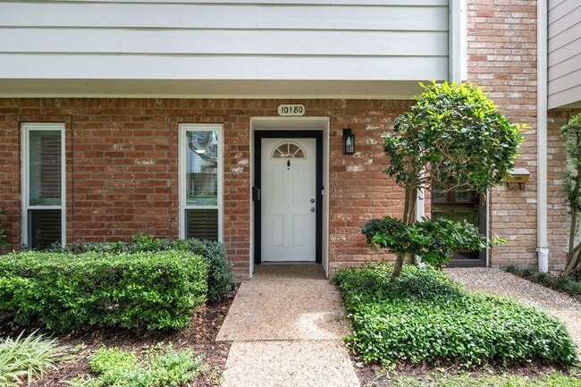 Building Photo - 10180 Longmont Dr