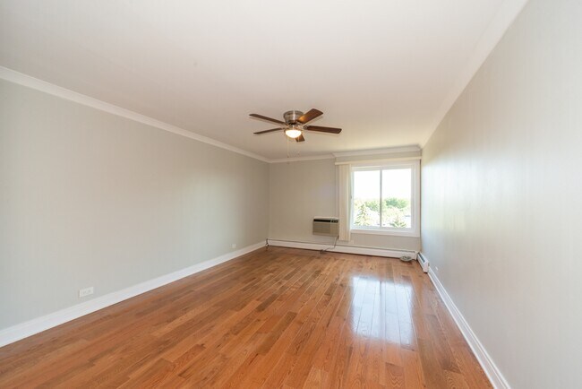 Building Photo - 18 E Old Willow Rd