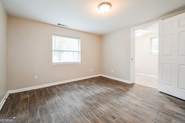 Building Photo - 185 Forest Rd