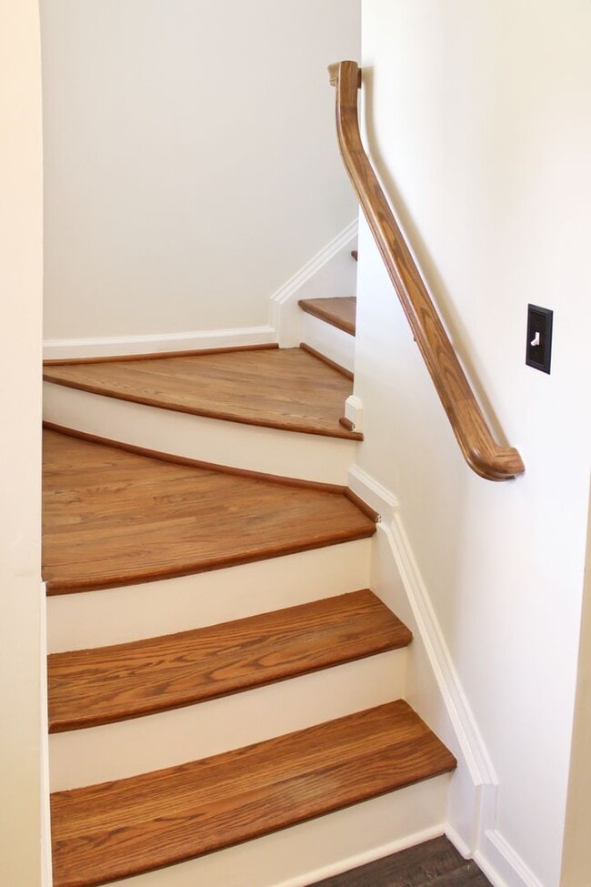 Building Photo - Fully furnished - single family