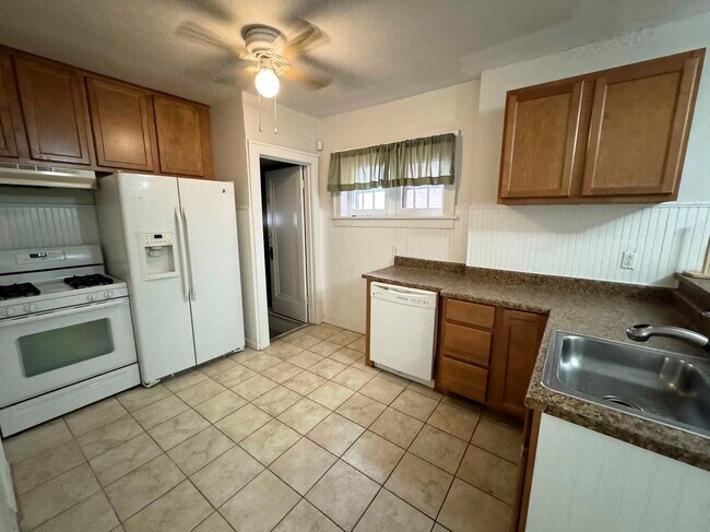 Building Photo - Nicely remodeled 2 bedroom 1 bath home in ...