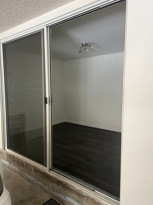 Building Photo - Cabrini 2 bedroom townhome