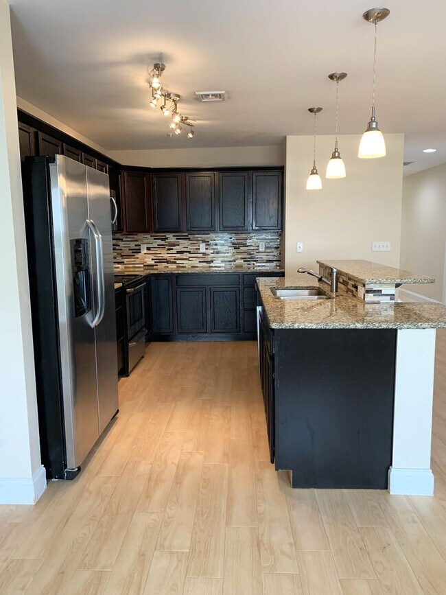 Building Photo - Spacious 3-Bed, 2.5-Bath Townhouse with Fe...