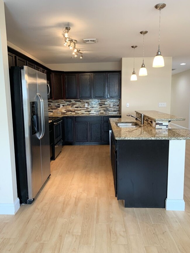 Building Photo - Spacious 3-Bed, 2.5-Bath Townhouse with Fenced Backyard!