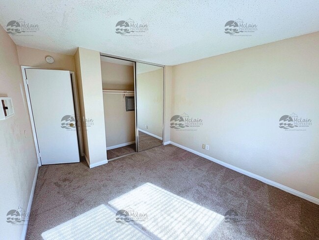 Building Photo - 3 Bed/2 Bath Two Story Townhome in Gated Community