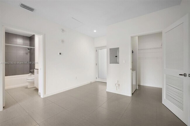 Building Photo - 910 West Ave