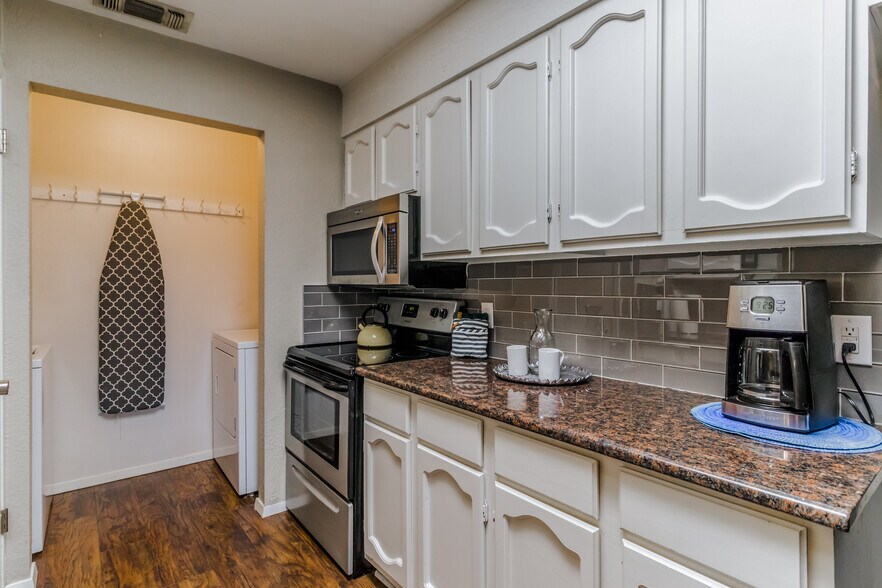 Building Photo - 2008 Jones Rd