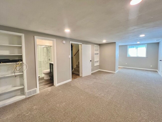 Building Photo - 4 bed 2 bath with big garage!