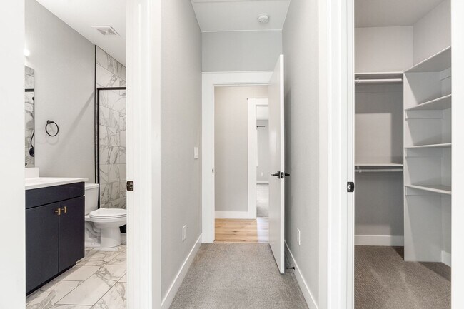 Building Photo - Gorgeous 3 bedroom, 4 bathroom townhome mi...