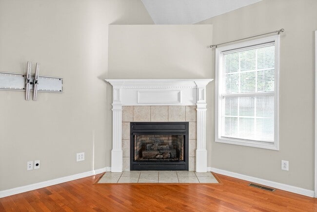 Building Photo - Pet Friendly Three Bedroom with Bonus!