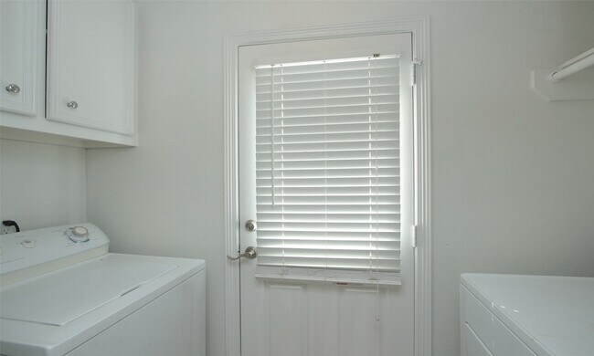 Building Photo - 4331 Marina St