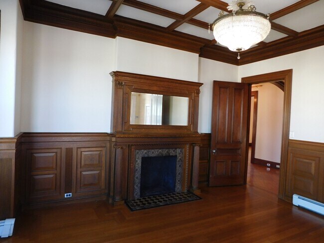 Building Photo - 682 Rock St
