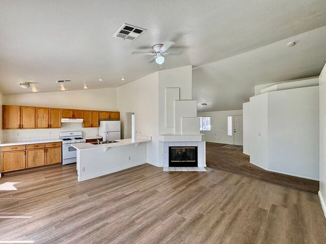 Building Photo - Charming single-story home