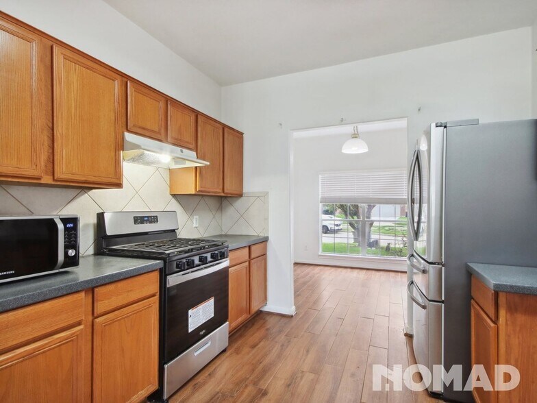 Building Photo - 18518 Knob Hill Lake Ln