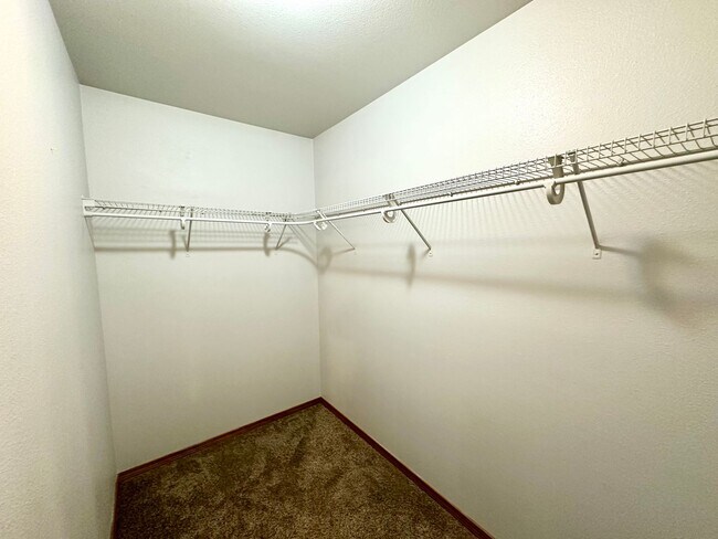 Building Photo - Spacious 4 Bedroom 2 Bathroom Home on Culd...