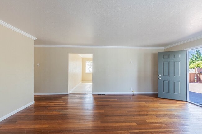 Building Photo - 833 2nd St