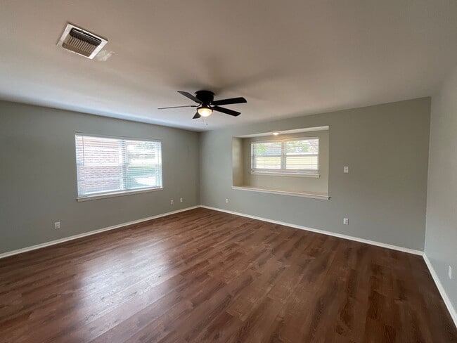 Building Photo - *NOW AVAILABLE* Absolutely Gorgeous 2 Bedr...