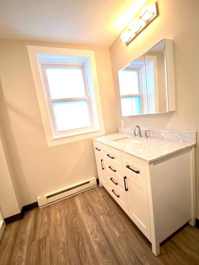 Building Photo - Available August 1st - 2 Bed 1 Bath, Bonus...