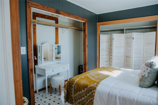 Building Photo - 604 W Pecan Dr