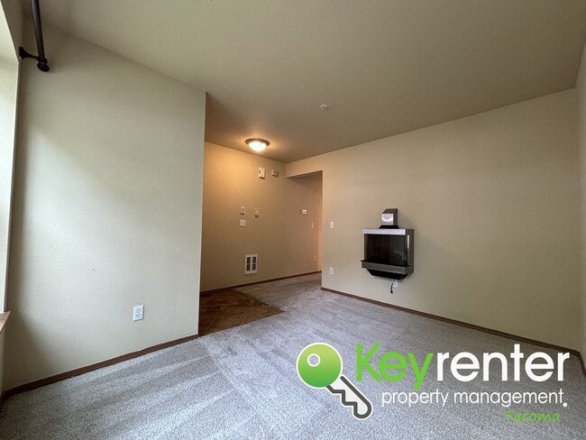 Building Photo - Modern Comfort Meets Great Location in Thi...