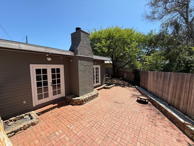 Building Photo - Huge 7 bed 3 bath house on Adobe  (Lease o...