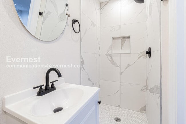 Building Photo - 3 Bed/2 Bath Home with Fenced Yard & Off-Street Parking / Pet-Friendly / Coming Soon!