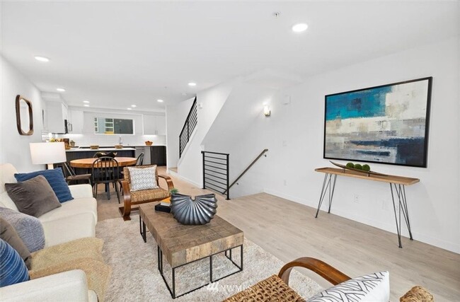 Building Photo - 3 Bedroom Townhome in Seattle