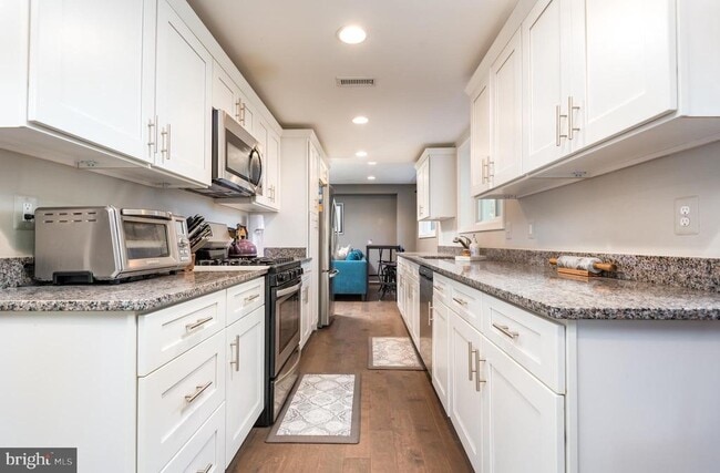 Building Photo - 8601 Cromwell Dr