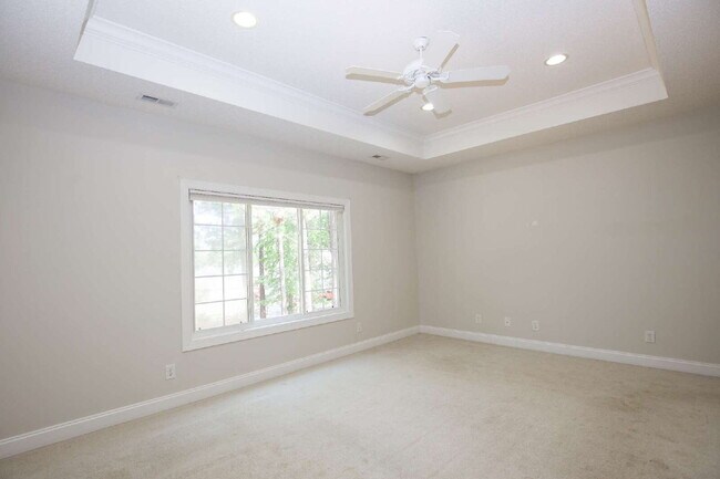 Building Photo - "Spacious 3-Bedroom Retreat with 3200 Sq Ft of Comfort in Seven Lakes!"